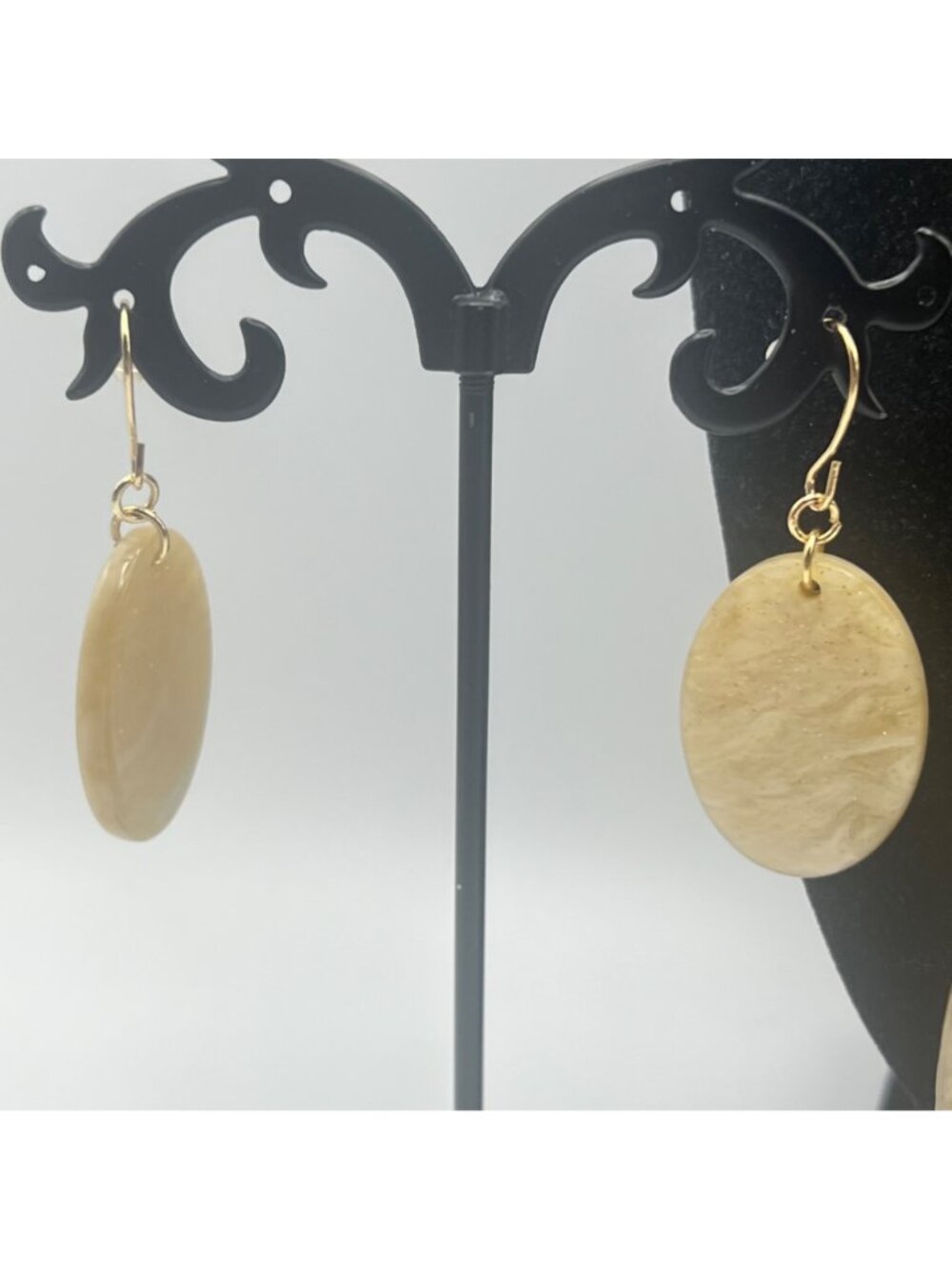 Vintage Lucite Statement Necklace Earrings Set Marbled Beige Pendant Gold Tone - Picture 7 of 14